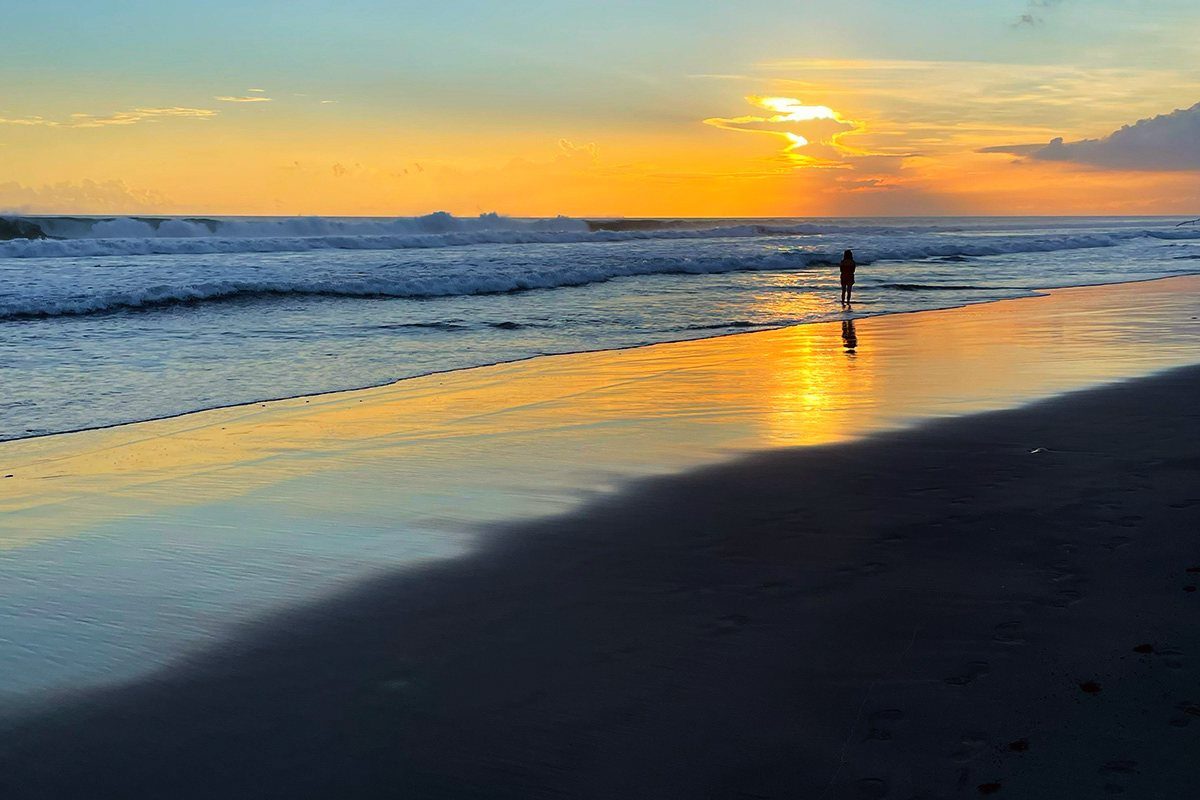 Sunset over the ocean on a tailor-made C.U.D. private journey